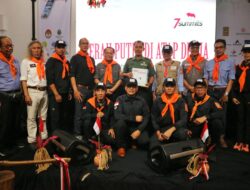Berhasil Taklukkan Tujuh Puncak Gunung Tertinggi di Dunia, Tim Indonesia 7 Summits Expedition Luncurkan Buku Merah Putih di Atap Dunia