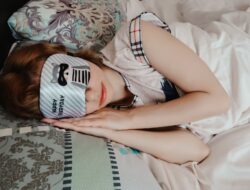 Sering Menggunakan Penutup Mata Saat Tidur? Ini Manfaatnya