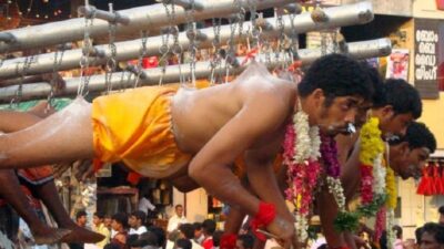 10 Ritual Aneh yang Hanya Dilakukan Orang India, Bikin Geleng-Geleng Kepala!