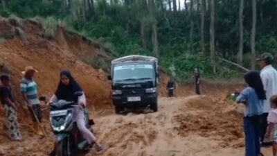 Akses Jalan yang Tertutup Longsor Gununghalu Berhasil Dilintasi, Pemkab KBB Prioritaskan Keamanan