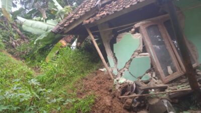 Rumah Rusak Diterjang Longsor, Warga Gununghalu KBB Dua Pekan Tinggal di Pengungsian