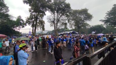 Bandung Diguyur Hujan Jelang Pawai Persib Juara Liga 1, Bobotoh Tetap Antusias dan Siap Berpesta