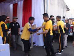 Peringati HUT Bhayangkara, Polres Cimahi Bagikan Sembako kepada 150 Petugas Kebersihan
