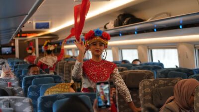 Meriahkan Hari Pancasila, Pertunjukan Tari Tradisional Digelar di Dalam Kereta Whoosh