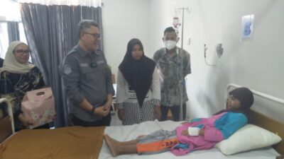 Jenguk Korban Keracunan Makanan di Sindangkerta, Pj Bupati KBB Pastikan Pengobatan Ditanggung Pemkab