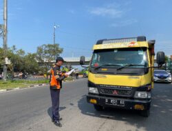 48 Kendaraan Angkutan Barang Terjaring Razia di Cimahi, Didominasi Tak Lakukan Uji KIR Secara Berkala