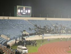 Sempat Kosong, Ribuan Bobotoh Memaksa Nyebrang ke Tribun Utara Stadion Jalak Harupat