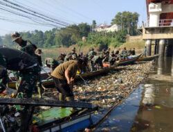 Ratusan Petugas Gabungan Bahu-membahu Bersihkan Sampah di Kawasan Jembatan Babakan Sapan