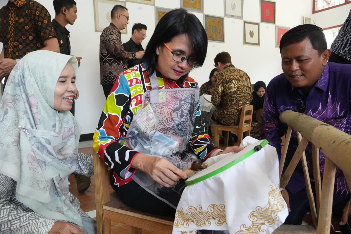 Amanda Soemedi Layanan Batik